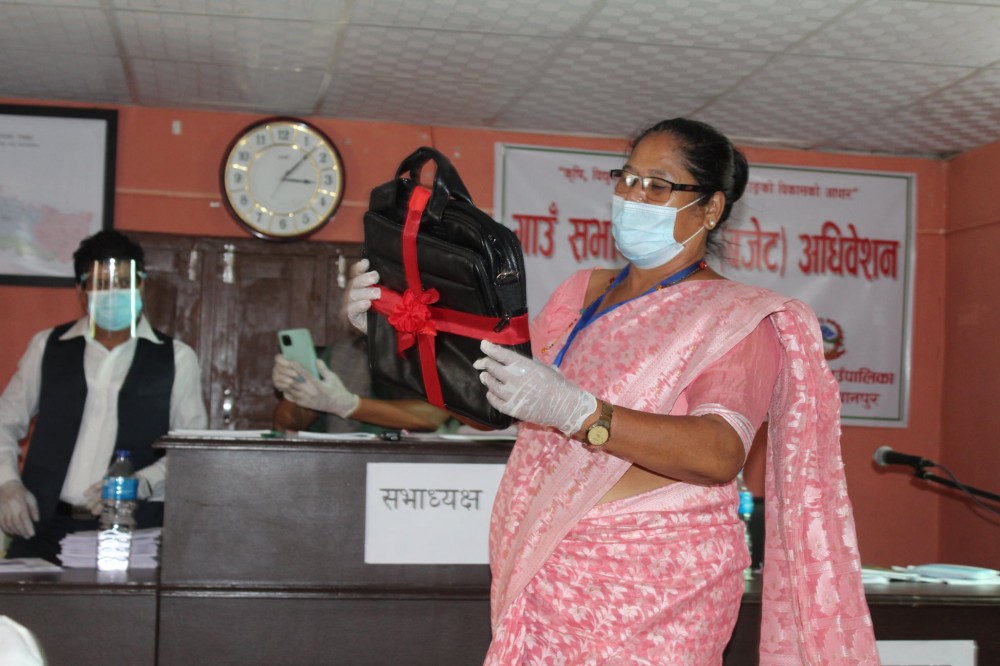 मकवानपुर राक्सिराङ गाउँपालिकाकी उपाध्यक्ष निर्मला हिमडुङ वार्षिक बजेट प्रस्तुत गर्न तयारी अवस्थामा ।   